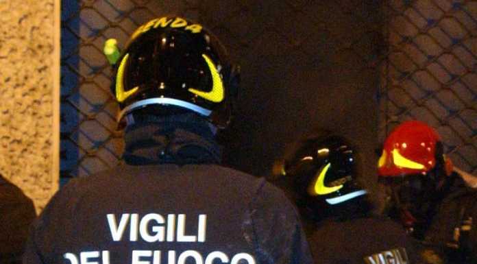 Olgiate. Tir contro il muro di una casa: notte di lavoro per rimuoverlo