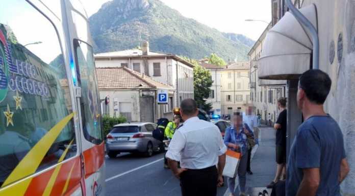 Lecco. Moto investe pedone, momenti di apprensione in via Nino Bixio