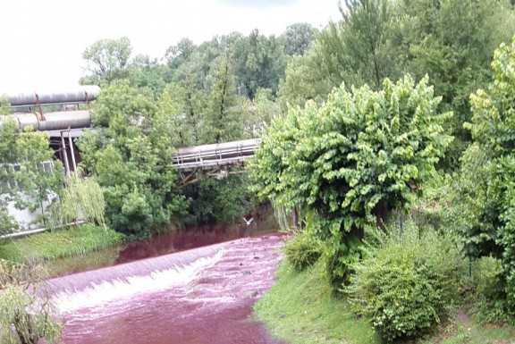 Il Lambro rosso! Incredibile a Merone, ma non è un miracolo..