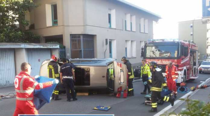 Lecco: auto si ribalta in via Capodistria, ferita una 73enne