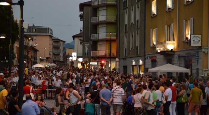 Calolzio, la notte bianca fa sold-out. Un fiume di gente in centro