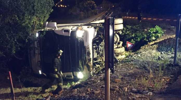 Airuno. Camion si ribalta fuori strada sulla provinciale