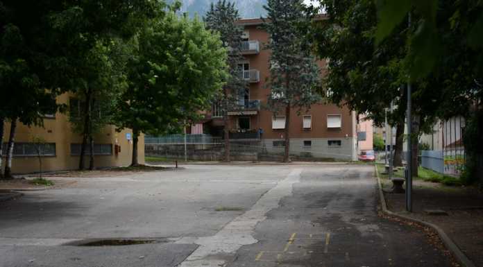 Lavori nelle scuole comunali del capoluogo, si asfaltano i cortili