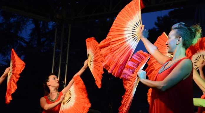 Quando la batteria incontra la danza: che spettacolo in piazza Garibaldi