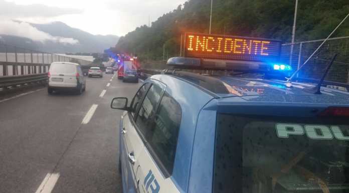 Incidente in SS36, auto contro ostacolo, ferito un giovane
