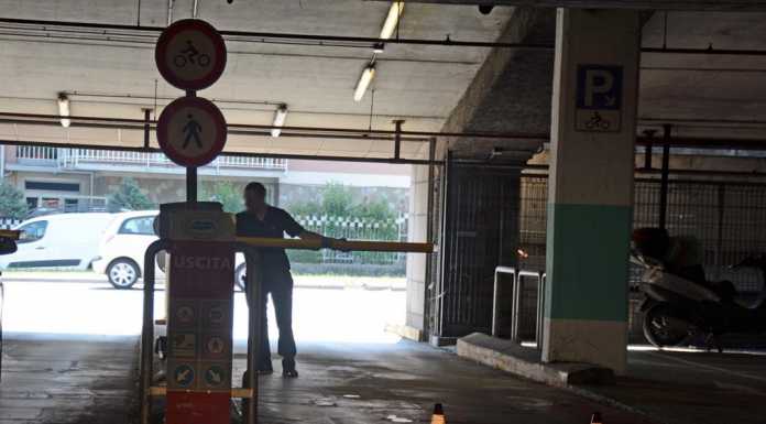 Moto contro la sbarra del parcheggio dell’ospedale, biker finisce al PS