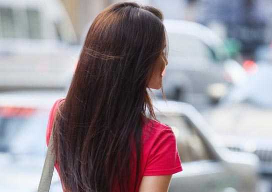 Propone sesso ai passanti e li deruba: la ‘gazza ladra’ colpisce in centro Lecco