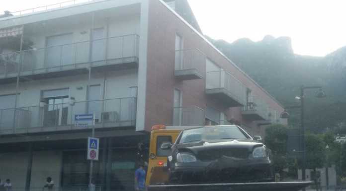 Valmadrera, perde il controllo in curva e si schianta sul marciapiede