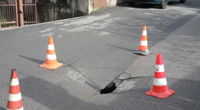 Lecco. L’asfalto cede e si apre, chiusa via Monte Sabotino