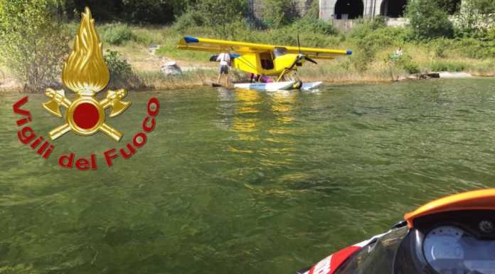 Idrovolante in difficoltà nel lago, intervengono i VVFF sulle moto d’acqua