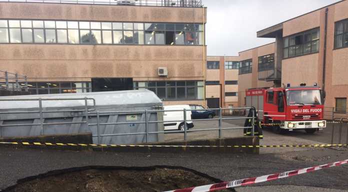 Maltempo. A Valmadrera, una voragine di quattro metri nell’asfalto