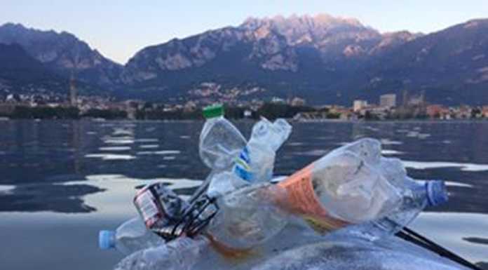 “Quante bottiglie gettate nel lago”, ce lo segnala un lettore