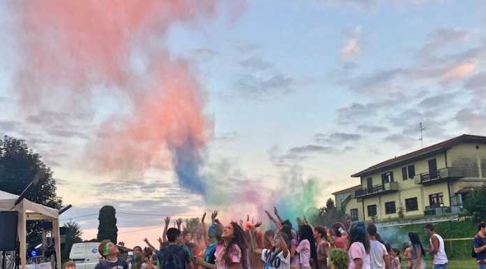 “Color party” a Monte Marenzo, un’esplosioni di colori invade l’oratorio