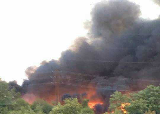 Arese: devastante incendio in un deposito di gomma e plastica