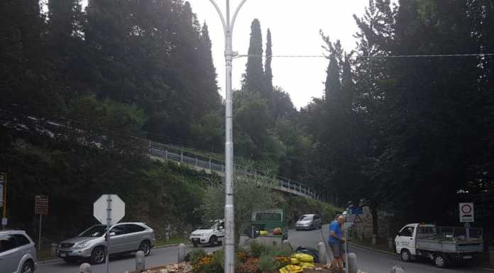 Bellano, l’aiuola cambia volto e dà il benvenuto ai visitatori