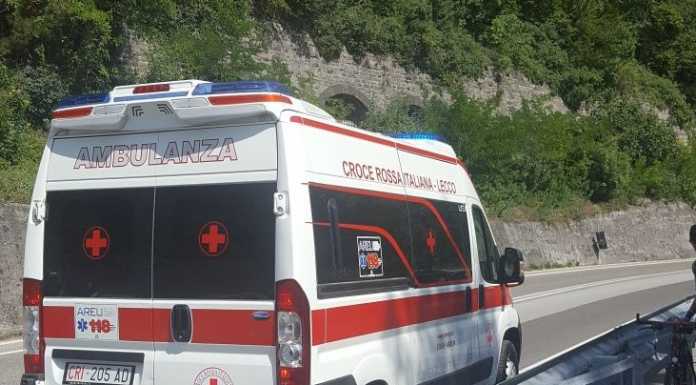 Cade in bici sul lungo lago. 19enne in pronto soccorso