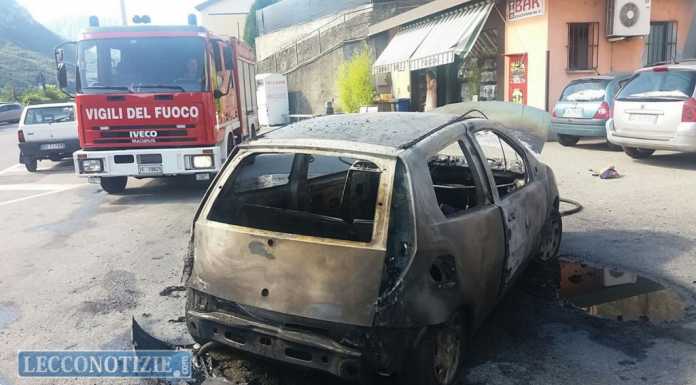 Auto prende fuoco a Chiuso, 22enne apre il cofano e si ustiona