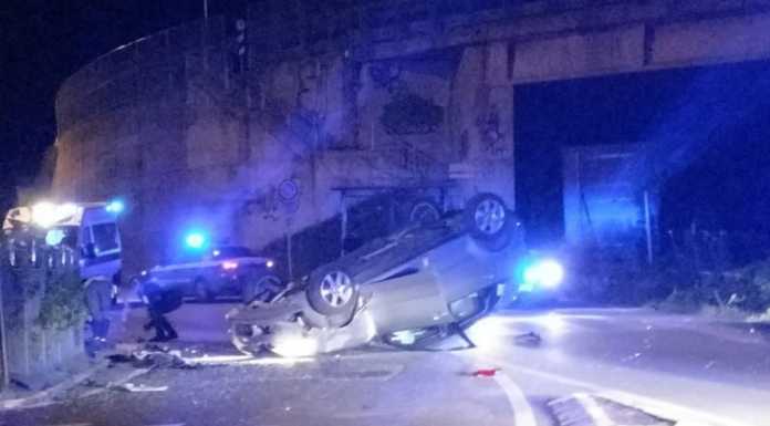 Incidente nella notte a Civate: auto si ribalta, soccorso 22enne