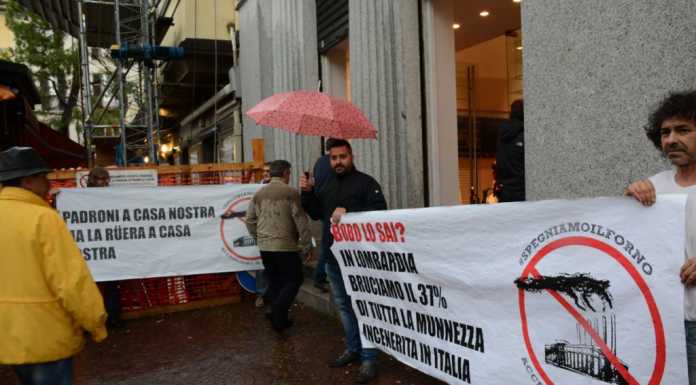 “No inceneritore” sit in di protesta all’arrivo di Maroni a Lecco