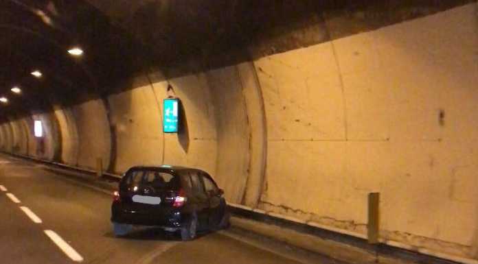SS36, auto perde il controllo e finisce contro il guard rail, due feriti