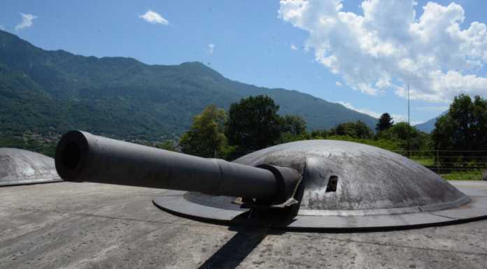Allarme anti-aereo, finte ‘esplosioni’ e sfilata sul lago per rivivere il Forte
