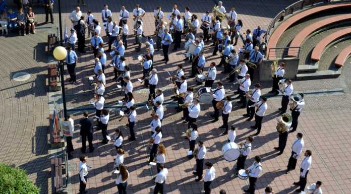Quattro bande e 150 musicanti in sfilata e in concerto a Mandello