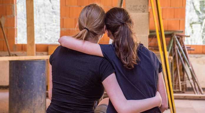 Ragazze si abbracciano al bar: cacciate, chiamano i Carabinieri