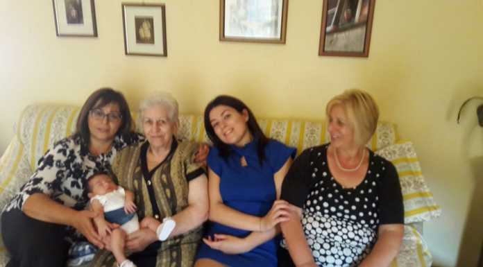 Foto famiglia da record a Torre de Busi con ben 5 generazioni