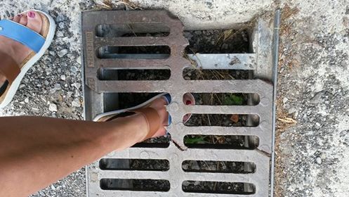 Barzio. Un lettore segnala: “Grata danneggiata, è pericolosa”