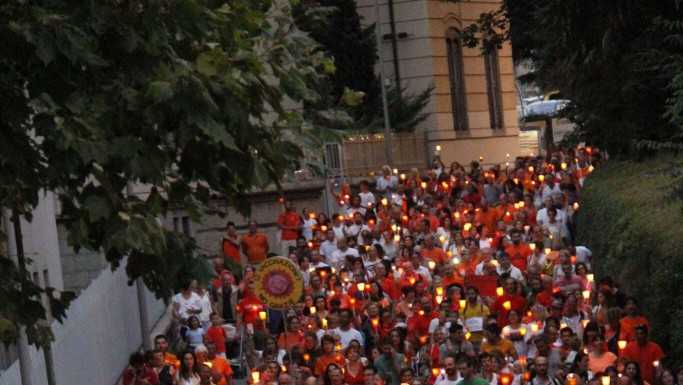 Vaccini. Sfila la fiaccolata a Lecco per “la libertà di scelta”