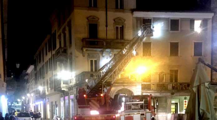 Problemi con una porta d’ingresso: autoscala dei VVFF in piazza XX Settembre