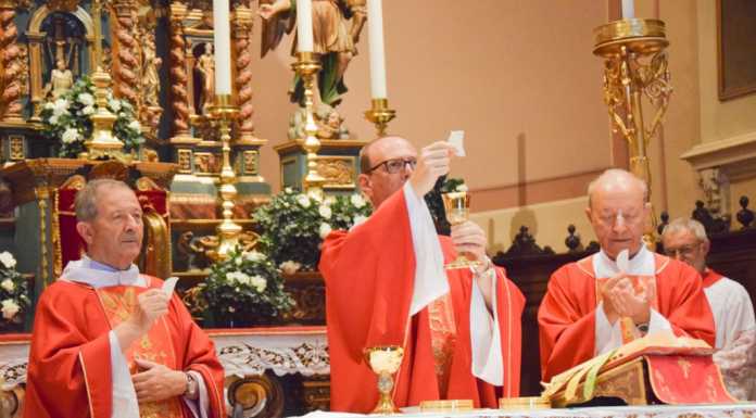 L’abbraccio di Abbadia al “suo” don Alfredo, prete da 25 anni