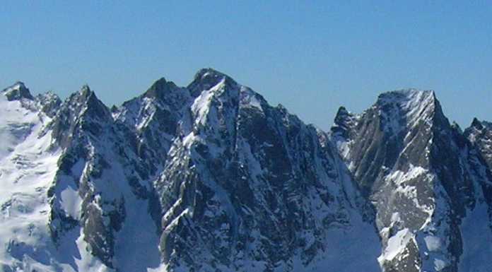 Bregaglia, crolla il Pizzo Cengalo, 200 sfollati e strada chiusa – VIDEO