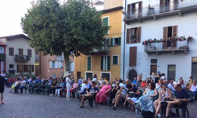 Varenna, successo per l’Aperigourmet: in 300 in piazza, tanti i turisti