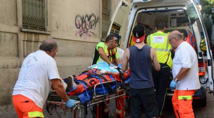 Lecco violenta. Aggredito in centro a calci e pugni e ferito con una bottiglia di vetro