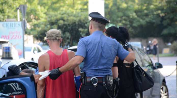 Aggredito in via Bovara, è in prognosi riservata. Arrestati i due violenti