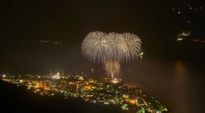 San Lorenzo: i fuochi d’artificio illuminano il lago a Mandello