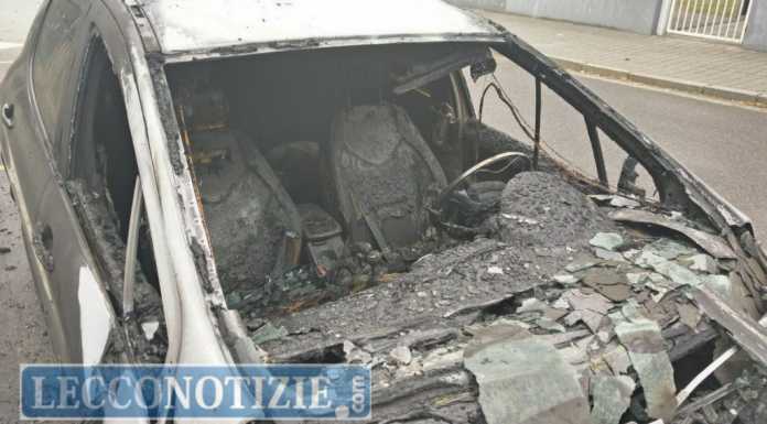 Auto prende fuoco in via Tagliamento, salvi i due occupanti