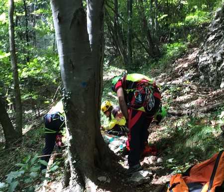 Accusa un malore nei boschi di Erve. Escursionista 64enne elisoccorso