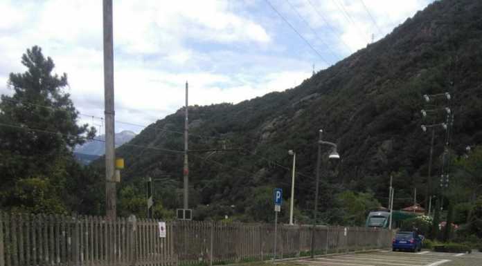 Dorio. Tre nuovi posti auto in stazione, li tinteggia il sindaco