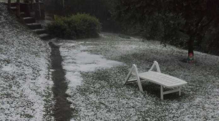 Dervio, la grandine imbianca strade e giardini (Foto e Video)