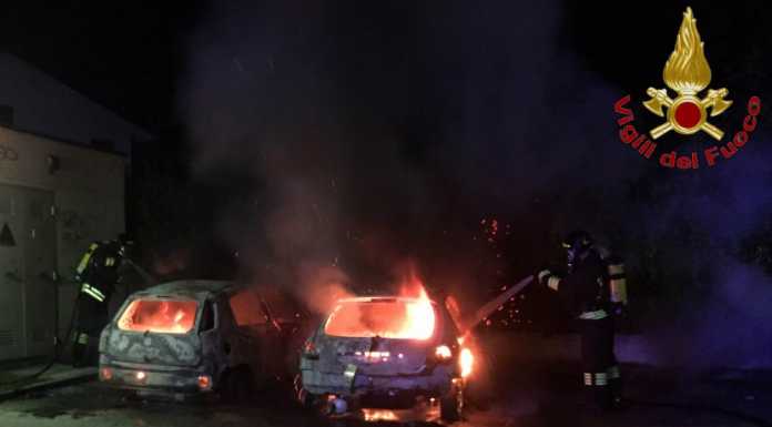 Due auto a fuoco nella notte, in un parcheggio di Nibionno