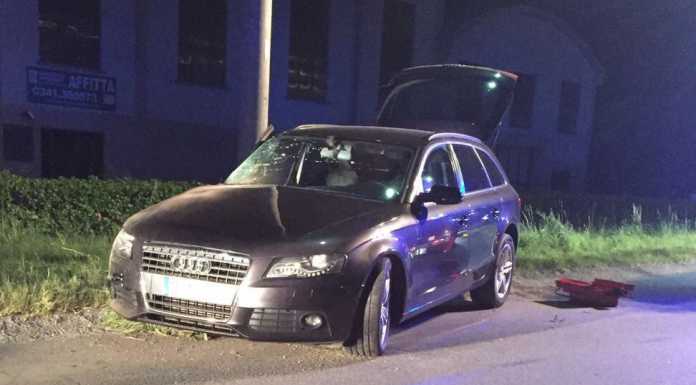 Brivio, escono di strada e si schiantano contro un palo, 4 feriti