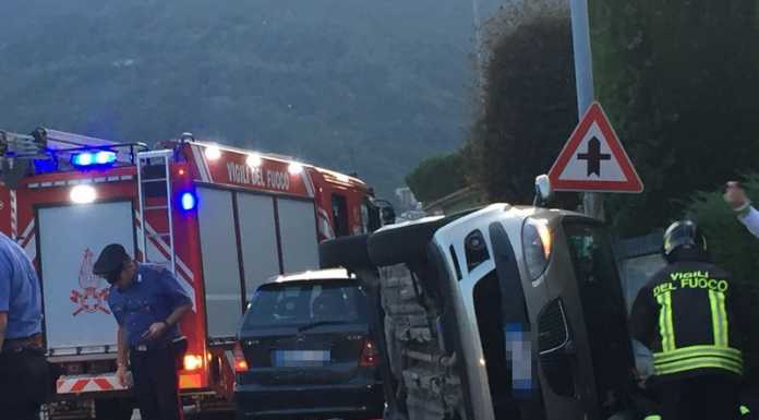 Calolzio. Ribaltamento lungo viale Mazzini, intervento dei VVF