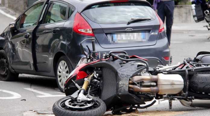 Cremeno, scontro auto moto lungo la Provinciale, ferito un biker