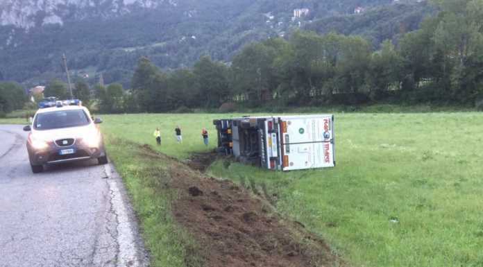 Tir ribaltato a Pasturo, stanotte strada chiusa per la rimozione