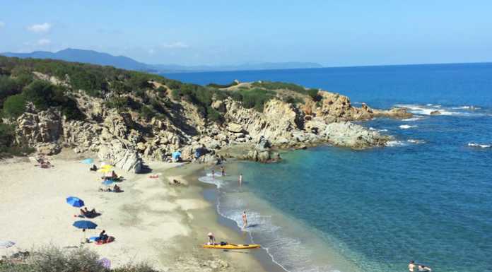 Malore in spiaggia, morta 56enne. Abitava nel lecchese