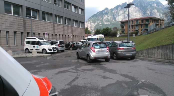 Pronto Soccorso, auto in sosta al posto delle Ambulanze