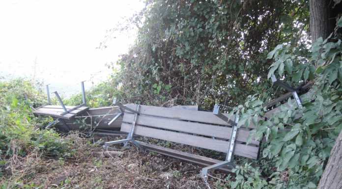 Vandali a Rivabella, panchine distrutte e buttate sulla riva del fiume