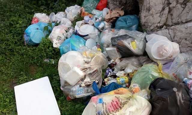 Un cittadino segnala: “Benvenuti al Moregallo, più rifiuti che sassi”